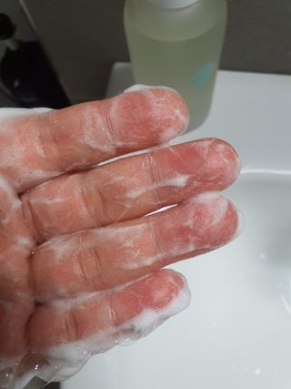 아미퓨어 [라이브] 피부장벽 강화를 위한 머랭 버블 클렌저 천연계면활성제로 온가족 사용가능 — 5점을 준 리뷰어가 2021년 7월 올린 사용 사진