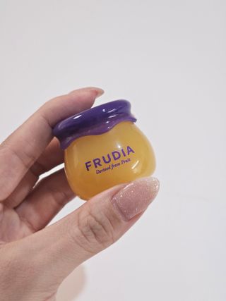 틱톡 [후르디아] 튼입술해결템 올리브영 블루베리 하이드레이팅 허니 립밤 — 5점을 준 리뷰어가 2024년 3월 올린 사용 사진