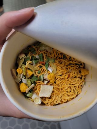 NISSIN 닛신 컵누들  4종 - 씨푸드오리지날, 씨푸드 스파이시, 씨푸드 커리, 씨푸드 XO소스 — 5점을 준 리뷰어가 2022년 4월 올린 사용 사진