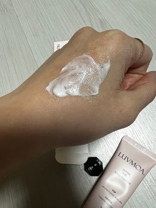러브모아 향수 고체향수 승무원 고체향수 바르는 향수 니치향수 도손 우드세이지 앤 씨솔트 — 5점을 준 리뷰어가 2022년 12월 올린 사용 사진