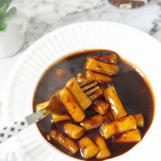 유비쿡 컵떡볶이 매운컵떡볶이2개/ 짜장컵떡볶이 2개  총 4개세트 — 5점을 준 리뷰어가 2021년 4월 올린 사용 사진