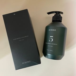 르핸스 퍼포밍 5 샴푸 비반트 포렛/베티버 포그 — 5점을 준 리뷰어가 2023년 3월 올린 사용 사진