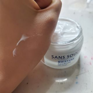 산수시 아쿠아 베네핏 24h 수부지 물광 속건조 수분크림 50ml — 4점을 준 리뷰어가 2021년 6월 올린 사용 사진