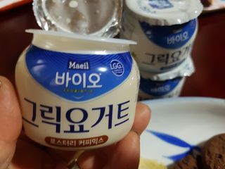매일바이오 그릭요거트 오리지널 플레인 4개, 로스터리 커피믹스 4개 — 5점을 준 리뷰어가 2021년 12월 올린 사용 사진