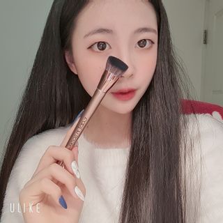 [툴앤썸] 메이크업 브러시로 바르고 호빵 스펀지로 클렌징하는 A-Z 뷰티툴 5종 — 4.5점을 준 리뷰어가 2021년 2월 올린 사용 사진