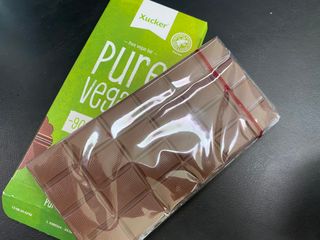 당류2g 자일리톨로 단맛을낸 슈카 퓨어비건 무설탕초콜릿 Xucker vegan 2개입 — 5점을 준 리뷰어가 2021년 4월 올린 사용 사진