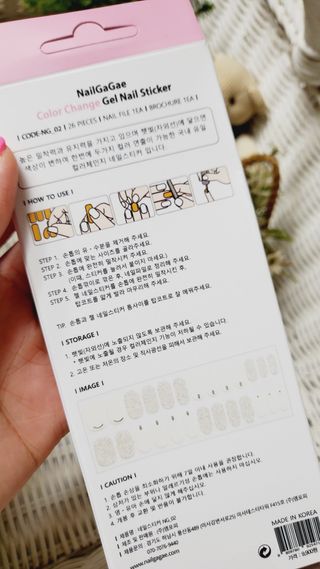 [네일가게] 햇빛에 닿으면 색이 변하는 신기한 햇살 반전 네일스티커 — 3점을 준 리뷰어가 2021년 8월 올린 사용 사진