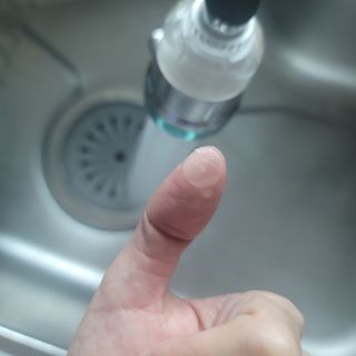 [큐어반H 스팟] 자외선 99프로 차단되는 스틱타입 스팟밴드(1팩 / 66매입) — 5점을 준 리뷰어가 2022년 12월 올린 사용 사진