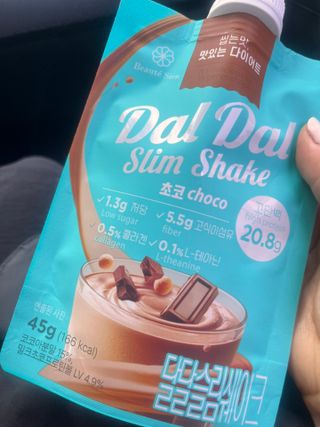 달달슬림쉐이크 구매평★달달슬림 맛있는 단백질 쉐이크 파우치 다이어트 식사대용 프로틴 파우더 보충제 — 5점을 준 리뷰어가 2025년 8월 올린 사용 사진