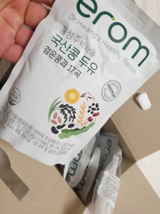이롬 황성주 박사의 국산콩 두유 검은콩과 17곡 프리미엄 — 5점을 준 리뷰어가 2021년 5월 올린 사용 사진