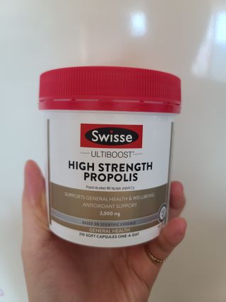 Swisse 스위스 고함량 프로폴리스 2,000mg 210정 — 5점을 준 리뷰어가 2021년 11월 올린 사용 사진