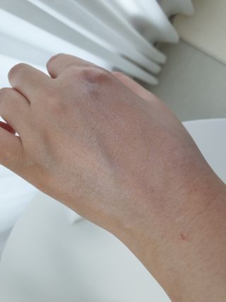 틱톡 [후르디아] 백탁NO! 화잘먹 수분광 선 에센스✨ — 5점을 준 리뷰어가 2023년 6월 올린 사용 사진
