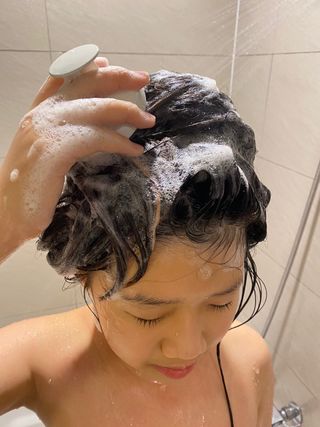 유메이 웰니스 샴푸 + 유메이 스칼프 브러쉬 — 5점을 준 리뷰어가 2022년 1월 올린 사용 사진