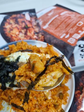 한성기업 무볼레 왕건더기 볶음밥 묵은지삼겹살 — 3점을 준 리뷰어가 2021년 10월 올린 사용 사진