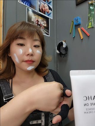 [AHC] 세이프온 에센스 선크림 올리브영 스페셜 증정 기획세트 — 5점을 준 리뷰어가 2022년 6월 올린 사용 사진