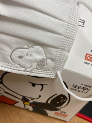 JHWORLD 스누피 마스크 정품 스누피 KF-AD 국내 비말차단 아동용 성인용 일회용 덴탈마스크 50매 — 5점을 준 리뷰어가 2021년 6월 올린 사용 사진