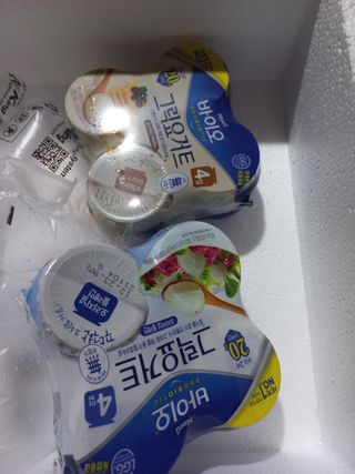 매일바이오 그릭요거트 오리지널 플레인 4개, 로스터리 커피믹스 4개 — 3.5점을 준 리뷰어가 2021년 12월 올린 사용 사진