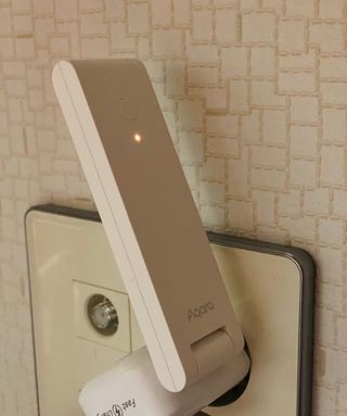 아카라 조명 스위치를 누워서 끄는 방법 (스마트 조명 스위치 2구 + 무선 리모트 스위치 1구 T1, 스마트 허브 E1) — 3점을 준 리뷰어가 2021년 11월 올린 사용 사진