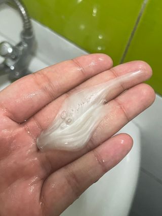 프리마인 더이상 뻣뻣하고 효과없는 탈모샴푸는 NO. 근본부터 케어하는 셀베이스 그린티샴푸(500ml) — 5점을 준 리뷰어가 2023년 4월 올린 사용 사진