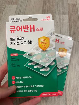 [큐어반H 스팟] 자외선 99프로 차단되는 스틱타입 스팟밴드(1팩 / 66매입) — 5점을 준 리뷰어가 2022년 11월 올린 사용 사진
