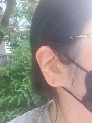 [골드앤디어]14k 미니 스틱 바 귀걸이_3color — 5점을 준 리뷰어가 2021년 6월 올린 사용 사진