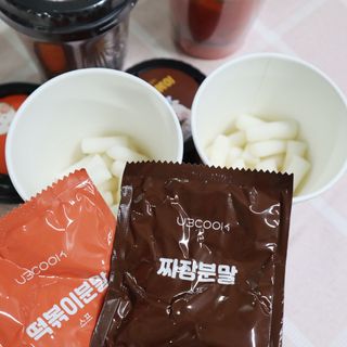 유비쿡 컵떡볶이 매운컵떡볶이2개/ 짜장컵떡볶이 2개  총 4개세트 — 5점을 준 리뷰어가 2021년 5월 올린 사용 사진
