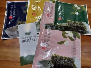 [해림맛김] 들기름에 구운 바삭바삭 김 4종 세트 + 1종 랜덤발송 총5개입 — 5점을 준 리뷰어가 2021년 2월 올린 사용 사진
