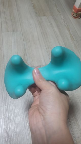 힐니스북 [힐마이넥]   거북목 통증완화를 위한 휴대용 목 안마기 — 5점을 준 리뷰어가 2023년 1월 올린 사용 사진