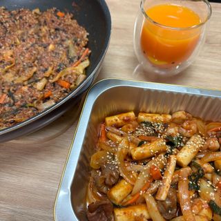 화끈한녀석들 새오똥400g 새우,오징어,똥집 볶음요리 소스,밀떡, 참기름 포함 — 4점을 준 리뷰어가 2022년 12월 올린 사용 사진
