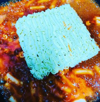 더밥  고추마녀 라볶이 +  나이스미 무설탕 현미후레이크 — 5점을 준 리뷰어가 2021년 10월 올린 사용 사진