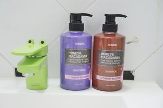 쿤달 [KUNDAL 공식] 프리미엄 헤어 케어 스페셜 세트 샴푸 500ml &amp; 트리트먼트 500ml — 5점을 준 리뷰어가 2021년 3월 올린 사용 사진