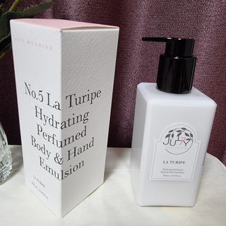 줄라이 모닝 _ JULY MORNING 줄라이모닝 하이드레이팅 퍼퓸드 바디앤핸드 에멀젼 — 5점을 준 리뷰어가 2021년 9월 올린 사용 사진
