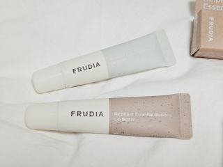 [후르디아] 올리브영 착한보습 비건 립버터 2종 — 5점을 준 리뷰어가 2022년 12월 올린 사용 사진