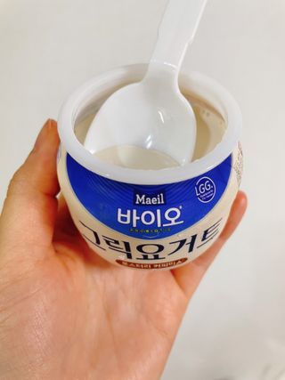 매일바이오 그릭요거트 오리지널 플레인 4개, 로스터리 커피믹스 4개 — 4.5점을 준 리뷰어가 2021년 12월 올린 사용 사진