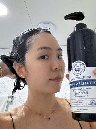 [닥터시드]슈퍼시드밤 리바이탈라이즈 샴푸 베베머스크향 1000ml — 5점을 준 리뷰어가 2024년 8월 올린 사용 사진