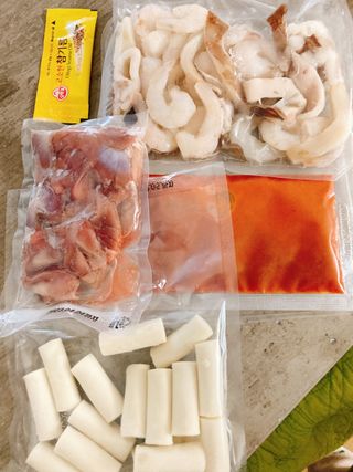 화끈한녀석들 새오똥400g 새우,오징어,똥집 볶음요리 소스,밀떡, 참기름 포함 — 3점을 준 리뷰어가 2022년 12월 올린 사용 사진