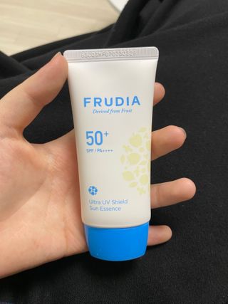 틱톡 [후르디아] 백탁NO! 화잘먹 수분광 선 에센스✨ — 5점을 준 리뷰어가 2023년 6월 올린 사용 사진