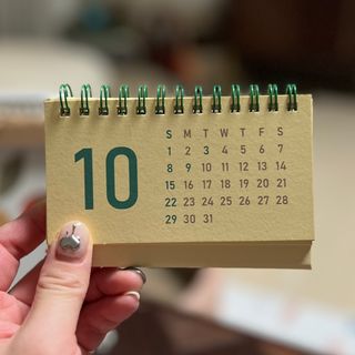 리훈 2024년달력 언더모니터 미니 탁상달력 — 5점을 준 리뷰어가 2023년 10월 올린 사용 사진