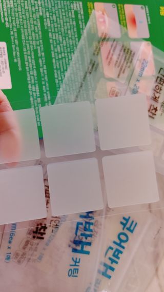 [큐어반H 커팅] 간편하게 떼서 쓰는 자외선차단 습윤밴드 (1팩/30매입) — 5점을 준 리뷰어가 2022년 12월 올린 사용 사진