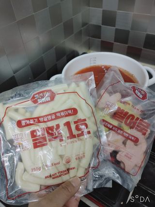 빨간키트 떡볶이 밀키트 2~3인분 매운맛 국물 떡볶이 만들기 쉬운 황금 레시피 분말 소스로 간편한 요리 — 5점을 준 리뷰어가 2021년 10월 올린 사용 사진