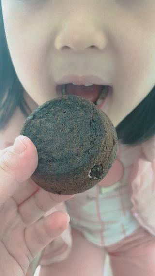 롯데제과 까망카스타드 더블초코 — 5점을 준 리뷰어가 2021년 5월 올린 사용 사진