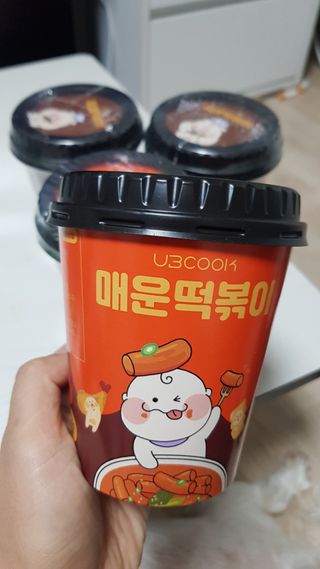 유비쿡 컵떡볶이 매운컵떡볶이2개/ 짜장컵떡볶이 2개  총 4개세트 — 5점을 준 리뷰어가 2021년 6월 올린 사용 사진