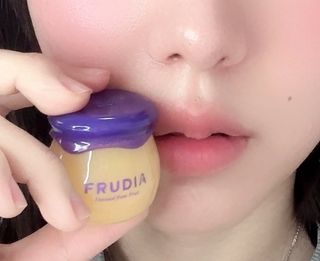 틱톡 [후르디아] 튼입술해결템 올리브영 블루베리 하이드레이팅 허니 립밤 — 5점을 준 리뷰어가 2024년 3월 올린 사용 사진