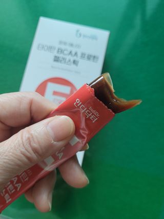 [인디닥터] 타이탄 BCAA 프로틴 젤리스틱 — 5점을 준 리뷰어가 2022년 5월 올린 사용 사진