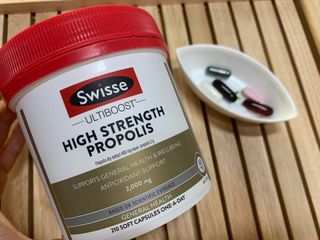 Swisse 스위스 고함량 프로폴리스 2,000mg 210정 — 5점을 준 리뷰어가 2021년 11월 올린 사용 사진