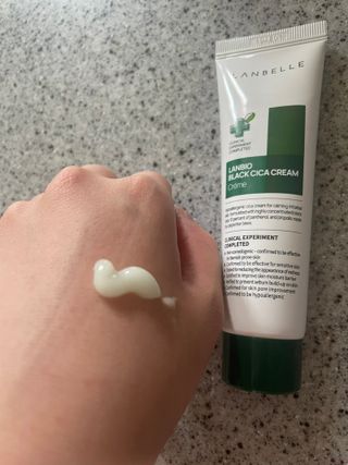 랑벨 랑바이오 블랙 시카 크림 50ml(블랙비 프로폴리스, 시카 4종, 판테놀 10 함유) — 5점을 준 리뷰어가 2022년 6월 올린 사용 사진