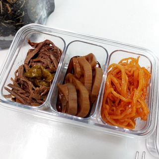 하나마이 [마마쿡] 전 청와대 천상현 셰프의 밑반찬  5종세트(소고기 장조림+연근조림+진미채+간장김자반+새우김자반) — 5점을 준 리뷰어가 2023년 4월 올린 사용 사진