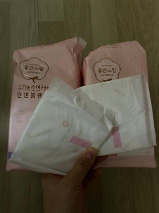 나무드 [유한킴벌리] 좋은느낌 유기농 순면 린넨블렌딩 생리대,롱라이너 중형 36매 1개 + 대형 32매 1개 — 5점을 준 리뷰어가 2021년 11월 올린 사용 사진
