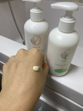 mom e 맘이 내추럴 베이비 케어 샴푸앤바스+로션 — 3점을 준 리뷰어가 2021년 1월 올린 사용 사진