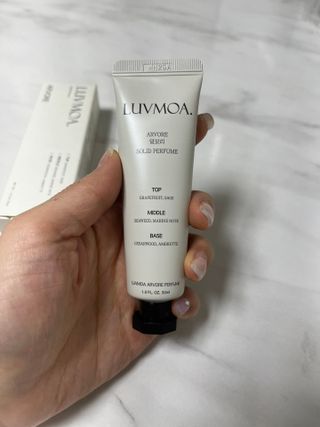 러브모아 향수 고체향수 승무원 고체향수 바르는 향수 니치향수 도손 우드세이지 앤 씨솔트 — 4점을 준 리뷰어가 2022년 12월 올린 사용 사진